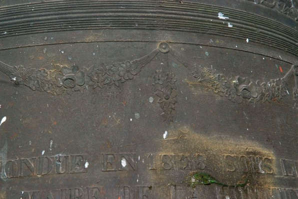 Détail : frises du vase supérieur et date. © Région Bourgogne-Franche-Comté, Inventaire du patrimoine