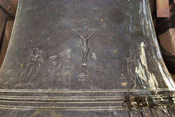 Détail : Vierge à l'Enfant, Christ en croix et saint évêque. © Région Bourgogne-Franche-Comté, Inventaire du patrimoine