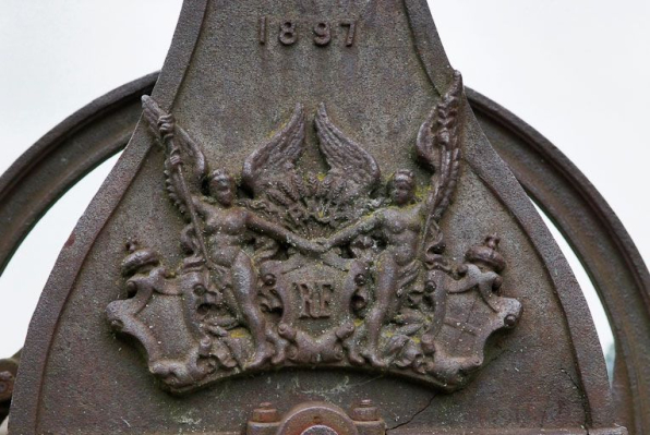 Pompe à volant, relief allégorique. © Région Bourgogne-Franche-Comté, Inventaire du patrimoine