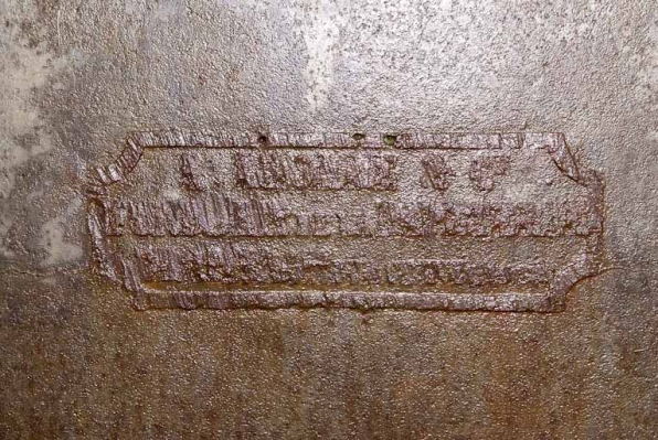 Borne-fontaine, détail de la marque au revers. © Région Bourgogne-Franche-Comté, Inventaire du patrimoine