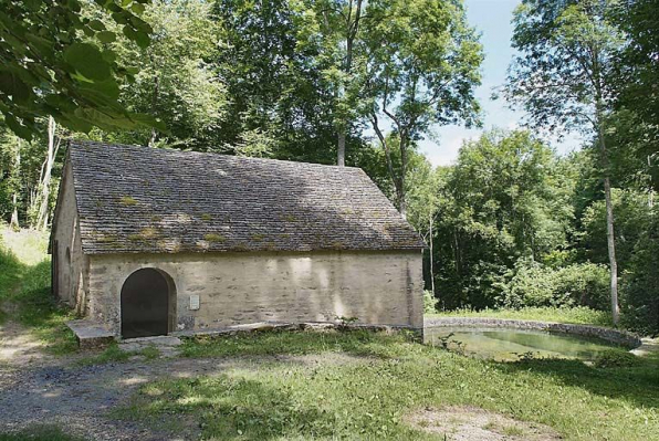 Vue d'ensemble du lavoir et de l'abreuvoir. © Région Bourgogne-Franche-Comté, Inventaire du patrimoine