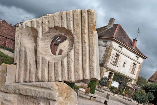 Sculpture et cour. © Région Bourgogne-Franche-Comté, Inventaire du patrimoine