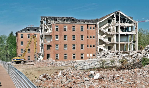 Bâtiment hospitalier en cours de démolition. © Région Bourgogne-Franche-Comté, Inventaire du patrimoine