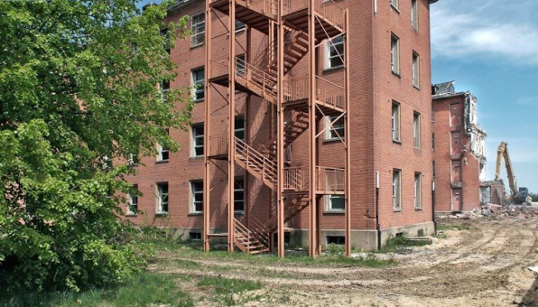 Bâtiment hospitalier en cours de démolition. © Région Bourgogne-Franche-Comté, Inventaire du patrimoine