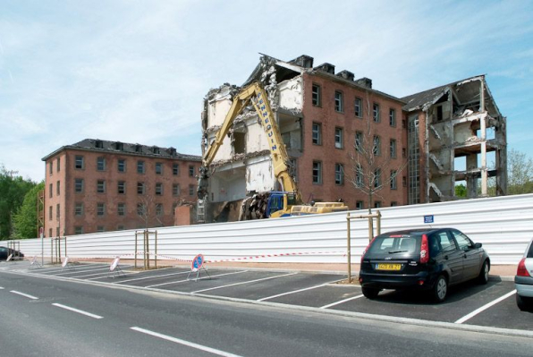 Bâtiment hospitalier en cours de démolition. © Région Bourgogne-Franche-Comté, Inventaire du patrimoine
