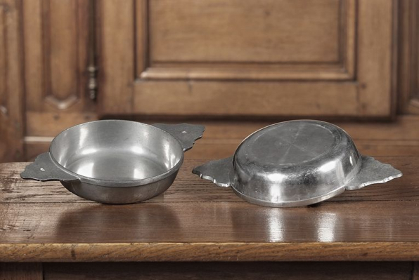 Vue d'ensemble de deux écuelles à oreilles. © Région Bourgogne-Franche-Comté, Inventaire du patrimoine