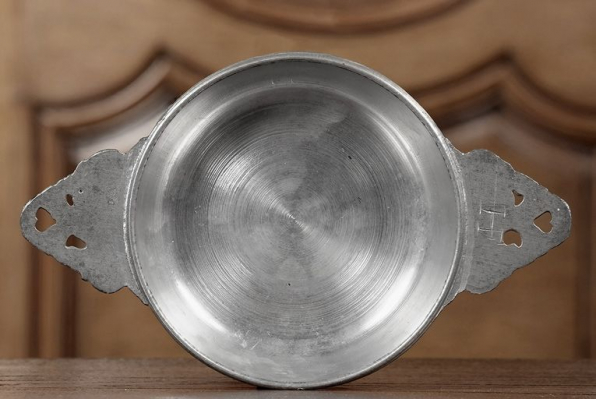 Vue d'ensemble d'une écuelle à oreilles ajourées. © Région Bourgogne-Franche-Comté, Inventaire du patrimoine