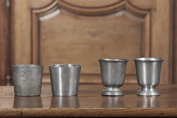 Vue de deux timbales à fond plat (n° 64 et 72) et de deux gobelets sur pièdouche (n° 49 et 74). © Région Bourgogne-Franche-Comté, Inventaire du patrimoine