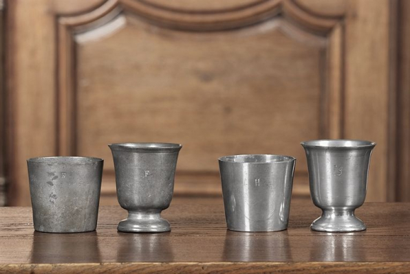 Vue de deux timbales à fond plat (n°64 et 72) et de deux gobelets sur pièdouche (n° 49 et 74). © Région Bourgogne-Franche-Comté, Inventaire du patrimoine