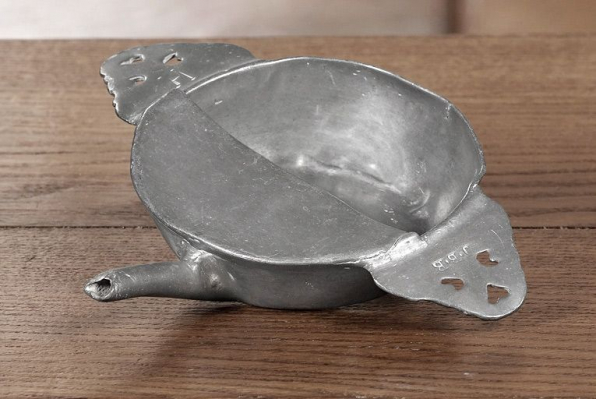 Biberon de malade n° 152. © Région Bourgogne-Franche-Comté, Inventaire du patrimoine