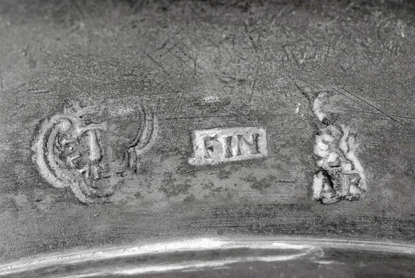 Poinçons du plat n° 271. © Région Bourgogne-Franche-Comté, Inventaire du patrimoine