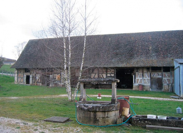 Vue d'ensemble de la façade du bâtiment des dépendances. © Région Bourgogne-Franche-Comté, Inventaire du patrimoine