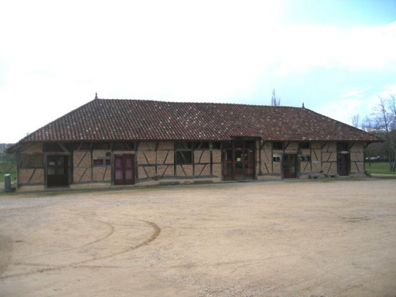 Vue d'ensemble de la façade du bâtiment des dépendances. © Région Bourgogne-Franche-Comté, Inventaire du patrimoine