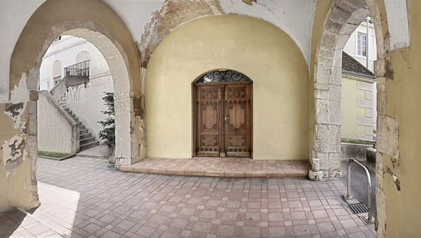 Aile du 17e siècle : passage couvert et porte d'accès au réfectoire des soeurs. © Région Bourgogne-Franche-Comté, Inventaire du patrimoine