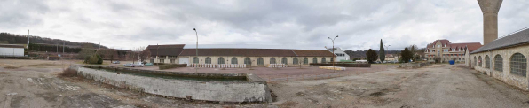 Bâtiment dans son environnement industriel. © Région Bourgogne-Franche-Comté, Inventaire du patrimoine