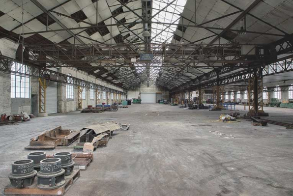 Intérieur du vaisseau ouest, vue prise du sud. Pont roulant à moteur de déplacement central datant du 2e quart du 20e siècle. © Région Bourgogne-Franche-Comté, Inventaire du patrimoine