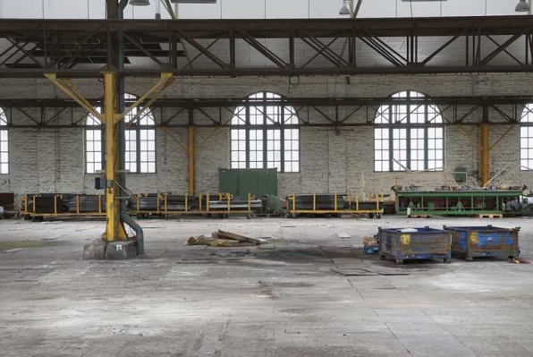 Intérieur : mur est et poutres de roulement en treillis métallique des ponts roulants. © Région Bourgogne-Franche-Comté, Inventaire du patrimoine