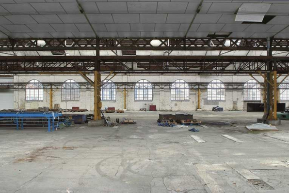 Intérieur : mur ouest et poutres de roulement en treillis métallique des ponts roulants. © Région Bourgogne-Franche-Comté, Inventaire du patrimoine