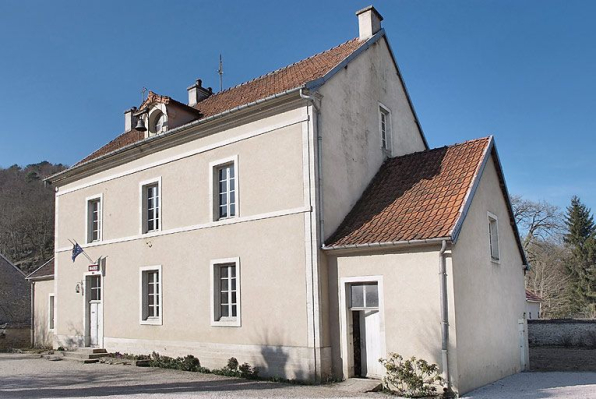 Elévation antérieure, vue de trois quarts droit. © Région Bourgogne-Franche-Comté, Inventaire du patrimoine