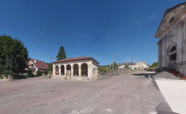 Vue d'ensemble du lavoir situé place de l'église. © Région Bourgogne-Franche-Comté, Inventaire du patrimoine