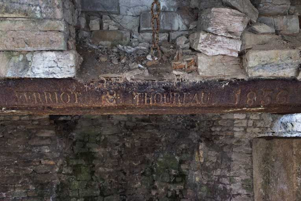 Support en fonte de la cuve, détail de l'inscription. © Région Bourgogne-Franche-Comté, Inventaire du patrimoine