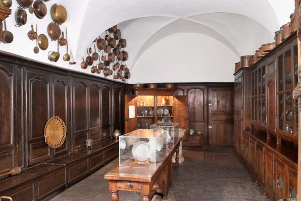 Couloir des cuisines dit salle des étains. © Région Bourgogne-Franche-Comté, Inventaire du patrimoine