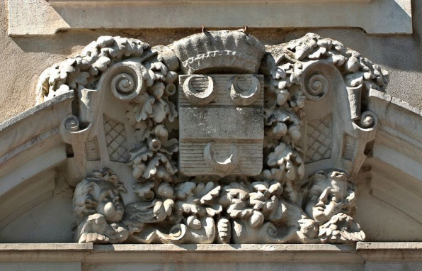 Aile centrale, détail des armoiries au-dessus de la porte. © Région Bourgogne-Franche-Comté, Inventaire du patrimoine
