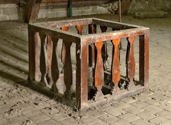 Bâtiment principal, comble : treuil et garde-corps de la trappe à monter le linge. © Région Bourgogne-Franche-Comté, Inventaire du patrimoine