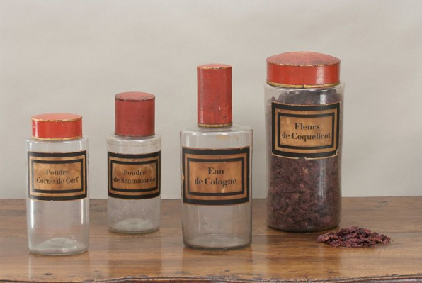 Vue de 2 bocaux et 2 bouteilles. © Région Bourgogne-Franche-Comté, Inventaire du patrimoine