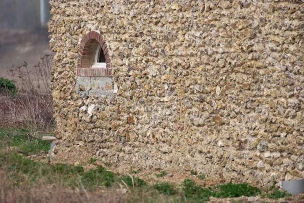 Détail du pignon du bâtiment à gauche du portail d'entrée. © Région Bourgogne-Franche-Comté, Inventaire du patrimoine