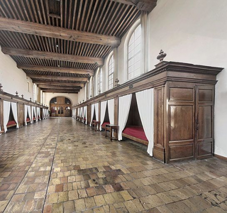 Salle des malades, ancienne salle des hommes. © Région Bourgogne-Franche-Comté, Inventaire du patrimoine