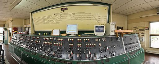 Vue d'ensemble du poste électrique néoclassique à leviers d'itinéraires, combinateur mécanique type Alsthom et tableau de contrôle optique (T.C.O.). © Région Bourgogne-Franche-Comté, Inventaire du patrimoine