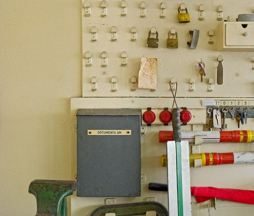 Détail du ratelier mural : documents service mécanique, signal à main, drapeau rouge, torches à flamme rouge (arrêt d'urgence), pétards à poser sur les rails en cas de dander. © Région Bourgogne-Franche-Comté, Inventaire du patrimoine