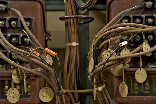 Salle des relais : cables coton et étiquettes d'identification. © Région Bourgogne-Franche-Comté, Inventaire du patrimoine
