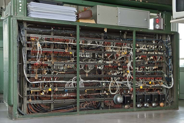 Bureau de l'agent de circulation : vue d'ensemble, panneaux ouverts, de l'arrière de l'armoire électrique du tableau de contrôle optique. © Région Bourgogne-Franche-Comté, Inventaire du patrimoine