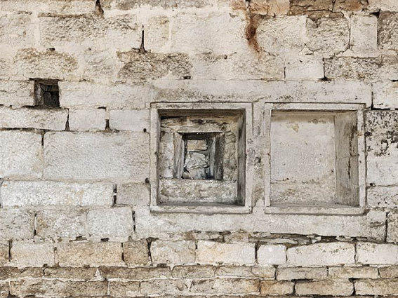 Ancienne chapelle : pièce donnant côté cour ; détail d'une niche. © Région Bourgogne-Franche-Comté, Inventaire du patrimoine