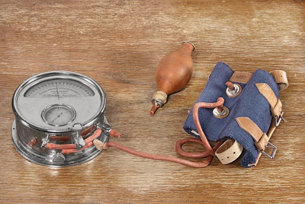 Vue d'ensemble d'un oscillomètre sphygmométrique. © Région Bourgogne-Franche-Comté, Inventaire du patrimoine Vue d'ensemble d'un oscillomètre sphygmométrique. © Région Bourgogne-Franche-Comté, Inventaire du patrimoine