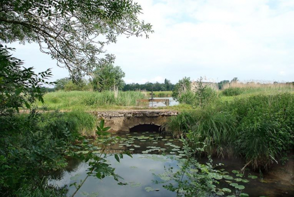 Ponceau en pierre sur un affluent de la Seille. Seille au fond, en débouché. © Région Bourgogne-Franche-Comté, Inventaire du patrimoine Ponceau en pierre sur un affluent de la Seille. Seille au fond, en débouché. © Région Bourgogne-Franche-Comté, Inventaire du patrimoine