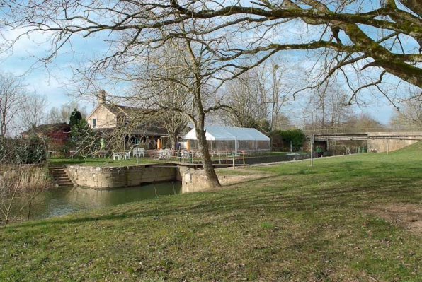 Ensemble du site de l'écluse de Branges, vu d'amont. © Région Bourgogne-Franche-Comté, Inventaire du patrimoine Ensemble du site de l'écluse de Branges, vu d'amont. © Région Bourgogne-Franche-Comté, Inventaire du patrimoine