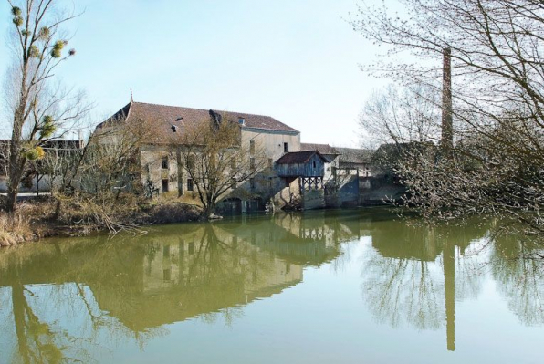 Vue d'ensemble des moulins de Branges, prise d'aval. la cheminée à droite. © Région Bourgogne-Franche-Comté, Inventaire du patrimoine