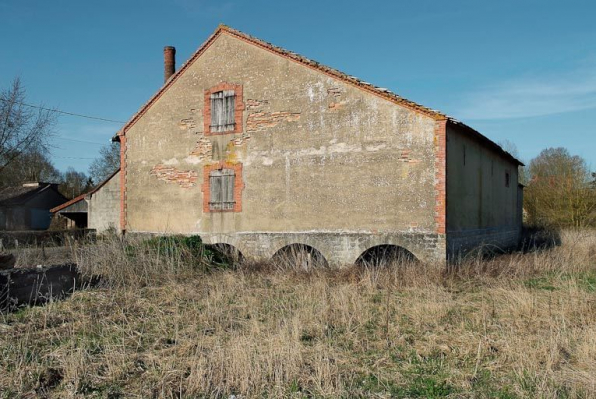 Bâtiment annexe au moulin principal, à usage d'entrepôt, construit sur arcades. © Région Bourgogne-Franche-Comté, Inventaire du patrimoine Bâtiment annexe au moulin principal, à usage d'entrepôt, construit sur arcades. © Région Bourgogne-Franche-Comté, Inventaire du patrimoine