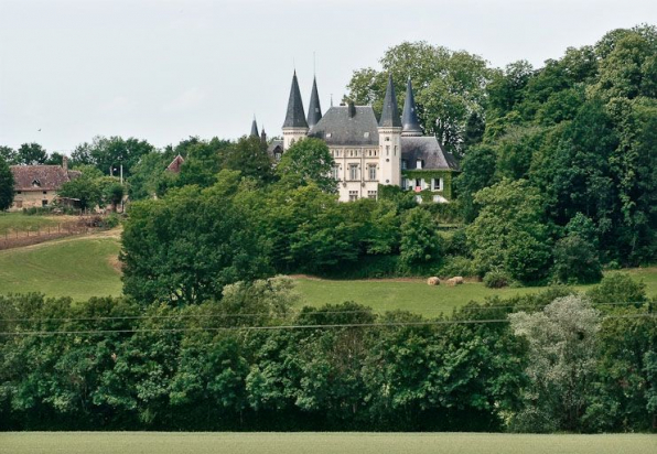 Vue d'ensemble du château de Montrevault actuel, qui est une pittoresque construction du 19e siècle, visible sur la rive droite de la Seille. Composé d'un corps de logis de plan massé flanqué de tourelles d'angles, prolongé d'un deuxième corps rectangulaire plus petit, il est situé sur l'emplacement d'un ancien château fort, "maison fossoyée de la Motte dénombrée en 1516". (Habitat fortifié de Saône-et-Loire, in Hervé Mouillebouche, Les maison fortes en Bourgogne du nord, E. U. D. ; 2002). © Région Bourgogne-Franche-Comté, Inventaire du patrimoine