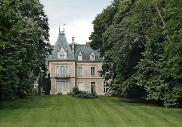 Une grande demeure sur la rive droite de la Seille est connue sous le nom de Château de la Motte. Elle date de la deuxième moitié du 19e siècle. © Région Bourgogne-Franche-Comté, Inventaire du patrimoine