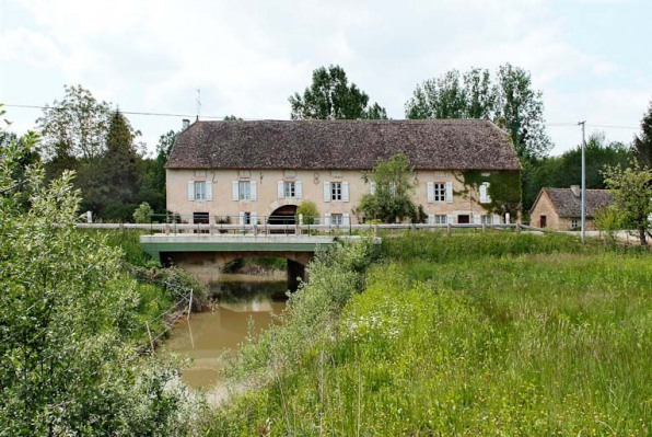 Moulin de La Folie, son bief est visible au premier plan. © Région Bourgogne-Franche-Comté, Inventaire du patrimoine