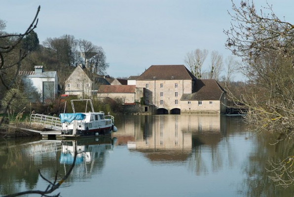 Moulin de Loisy, vu d'aval. Un appontement moderne à gauche au premier plan. © Région Bourgogne-Franche-Comté, Inventaire du patrimoine