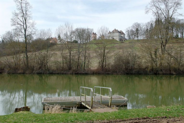 Le château pris de la rive gauche de la Seille. Au pemier plan, un appontement moderne. © Région Bourgogne-Franche-Comté, Inventaire du patrimoine