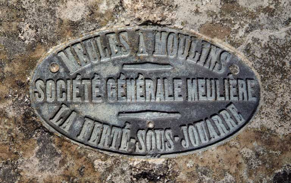 Moulin de Bourgchâteau, détail d'une plaque sur une meule, placée aujourd'hui devant le moulin. © Région Bourgogne-Franche-Comté, Inventaire du patrimoine