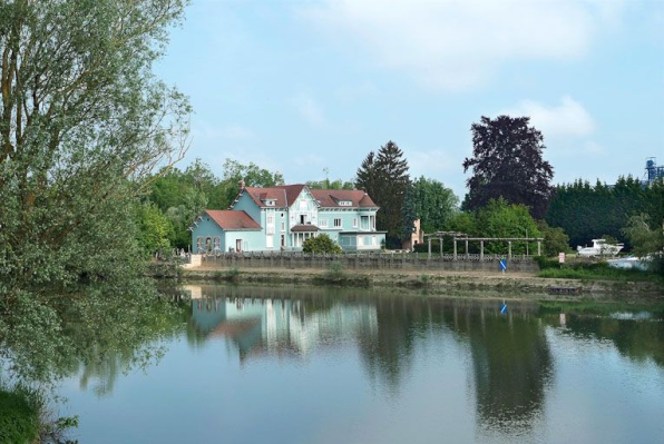 Cette demeure située sur la rive droite de la Seille, juste en aval du port de Louhans, est sur un emplacement anciennement dédié aux salines de Montmorot, financeurs de la canalisation de la Seille. A cet endroit, un plan (V.N.F ; Montceau-les-Mines), mentionne également la demeure de M. Griffaut-Lagarde, magasin et entrepôt. Ils étaient alors sur l'ancien port, en face du port actuel. © Région Bourgogne-Franche-Comté, Inventaire du patrimoine