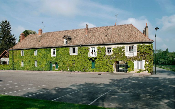 Cette demeure située sur la rive gauche de la Seille, juste en amont du port, est certainement une ancienne auberge. © Région Bourgogne-Franche-Comté, Inventaire du patrimoine