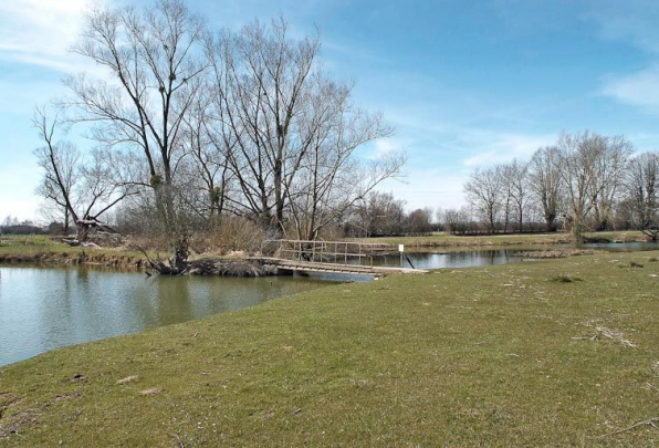 Passerelle sur une boucle de la Seille, rive gauche, à la Grande Seugnière. © Région Bourgogne-Franche-Comté, Inventaire du patrimoine